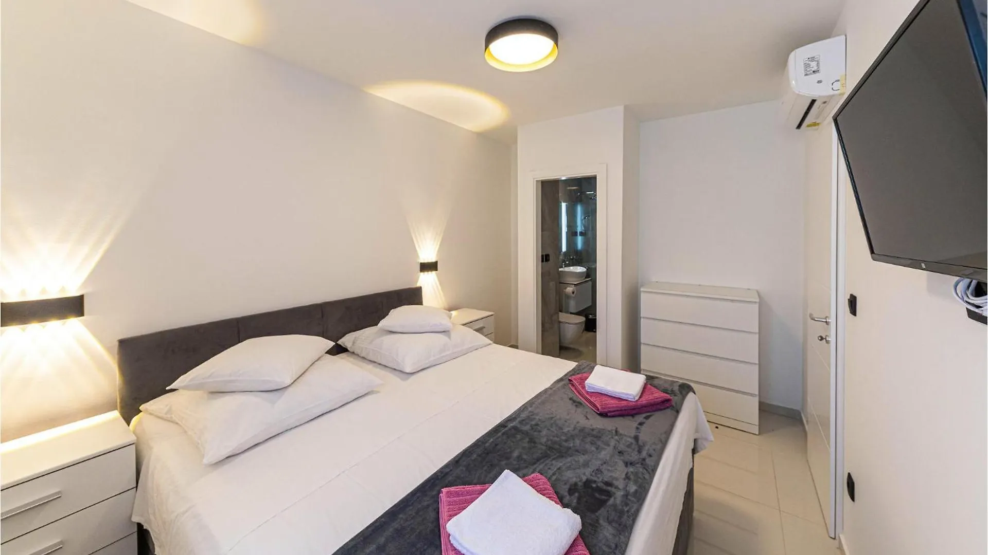 Beautiful Apartment In Seget Donji With Kitchen Trogir